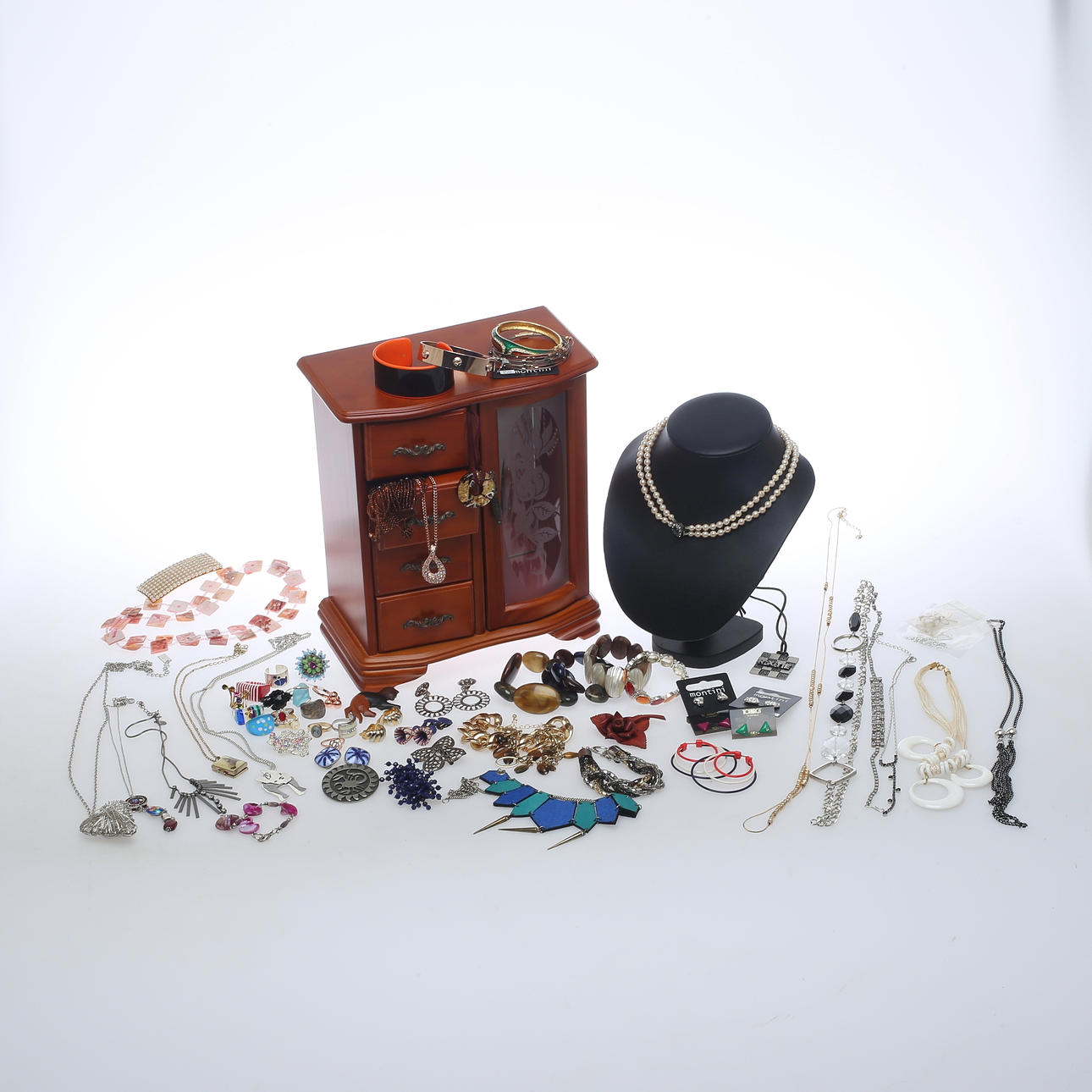 PARTI BIJOUTERIER samt SMYCKESKRIN, 1900/2000-tal.