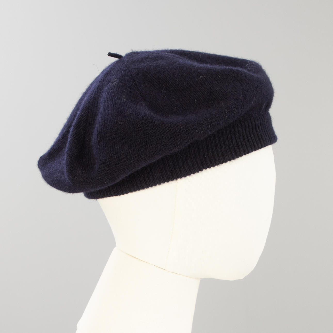 CHANEL. Beret.