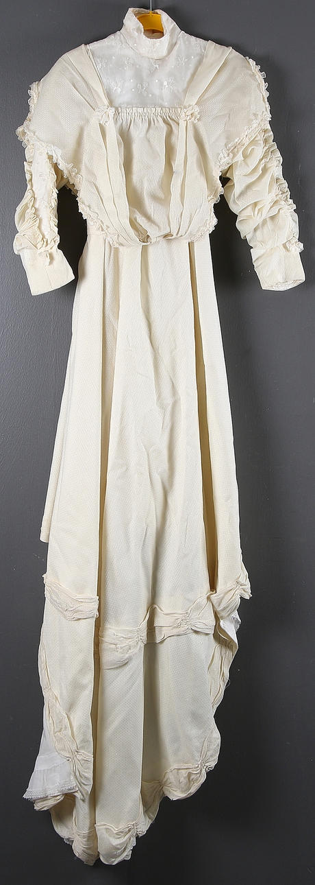 KLÄNNING, för debutantbal, siden och bomull, 1800-talets andra hälft.