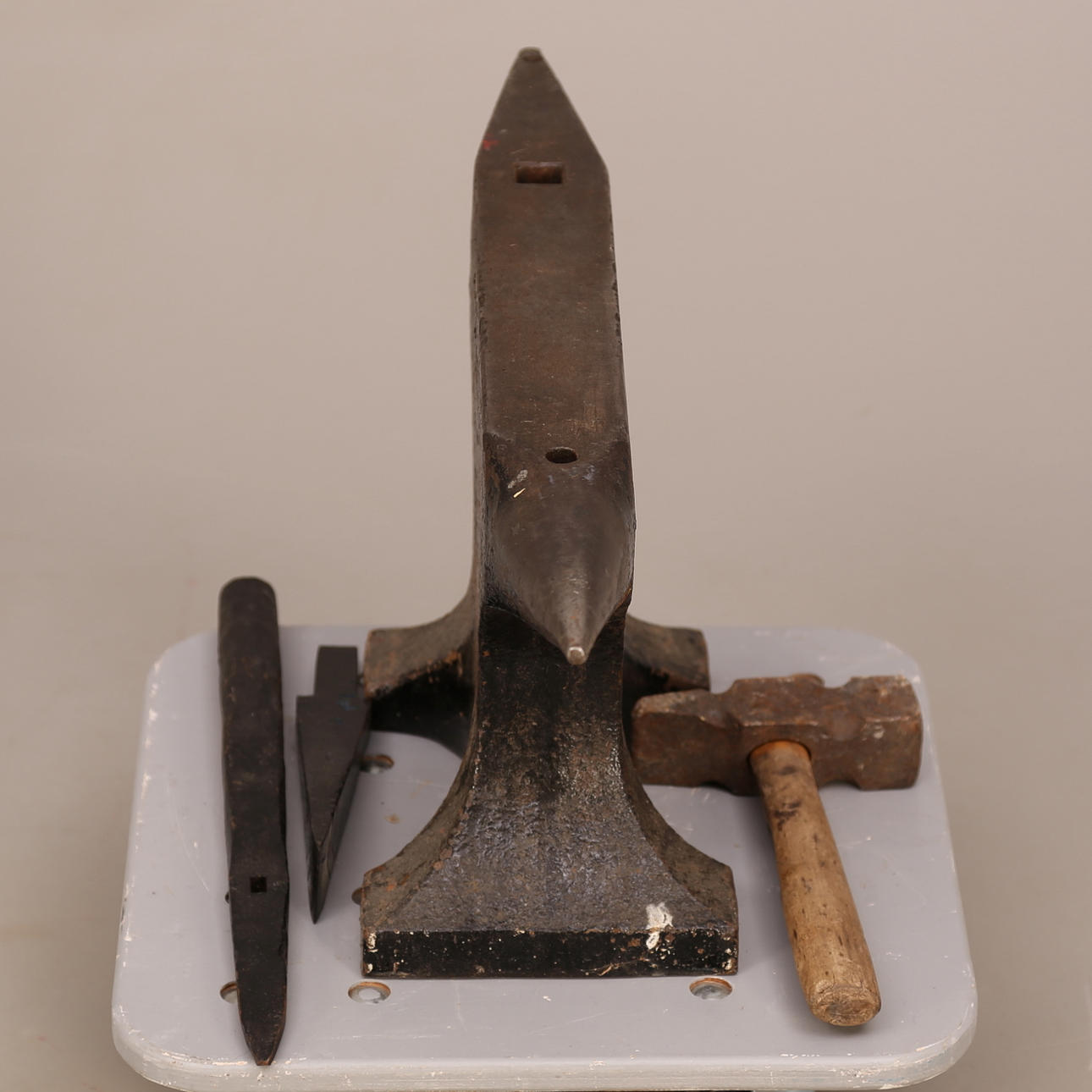 STÄD, järn, 43,5-kg, år 1918, Söderfors + SLÄGGA + 2 VERKTYGSFÖREMÅL.