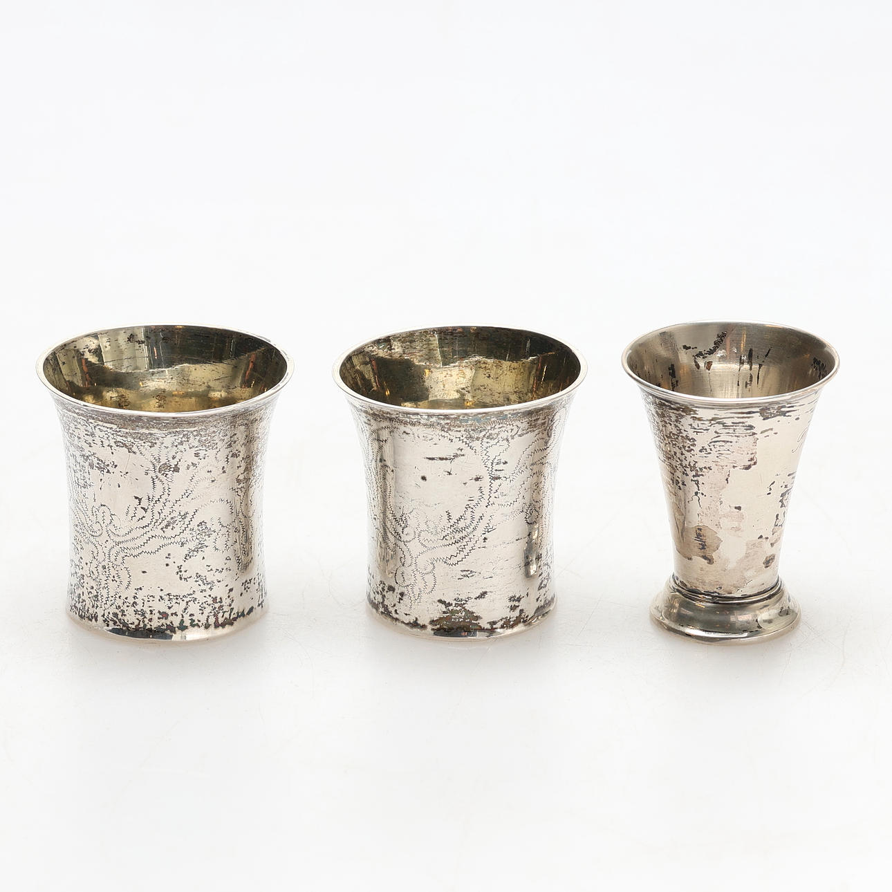 SNAPSGLAS, 2 st, samt bägare i silver 65gram.
