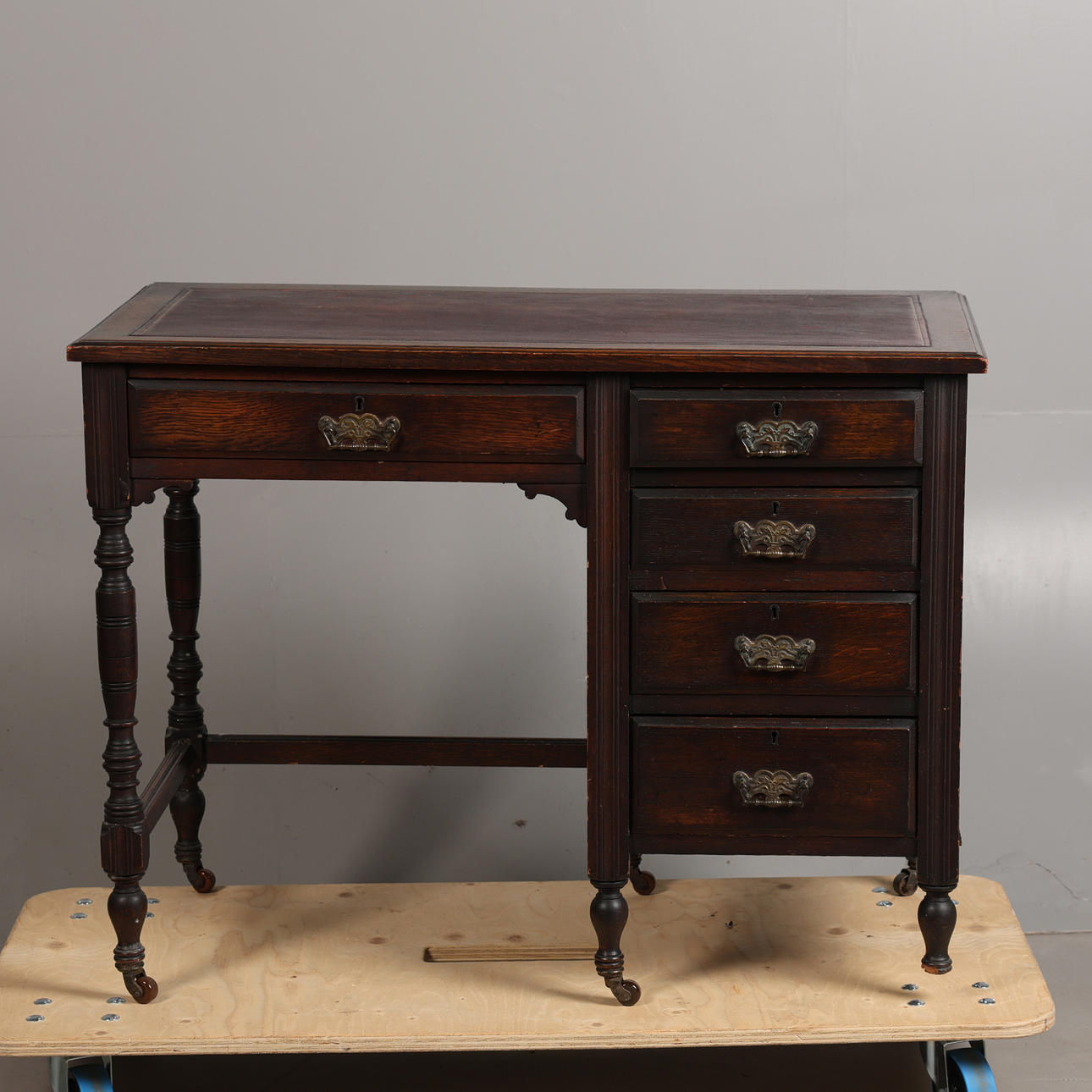 SKRIVBORD I EK, 1900-TAL.