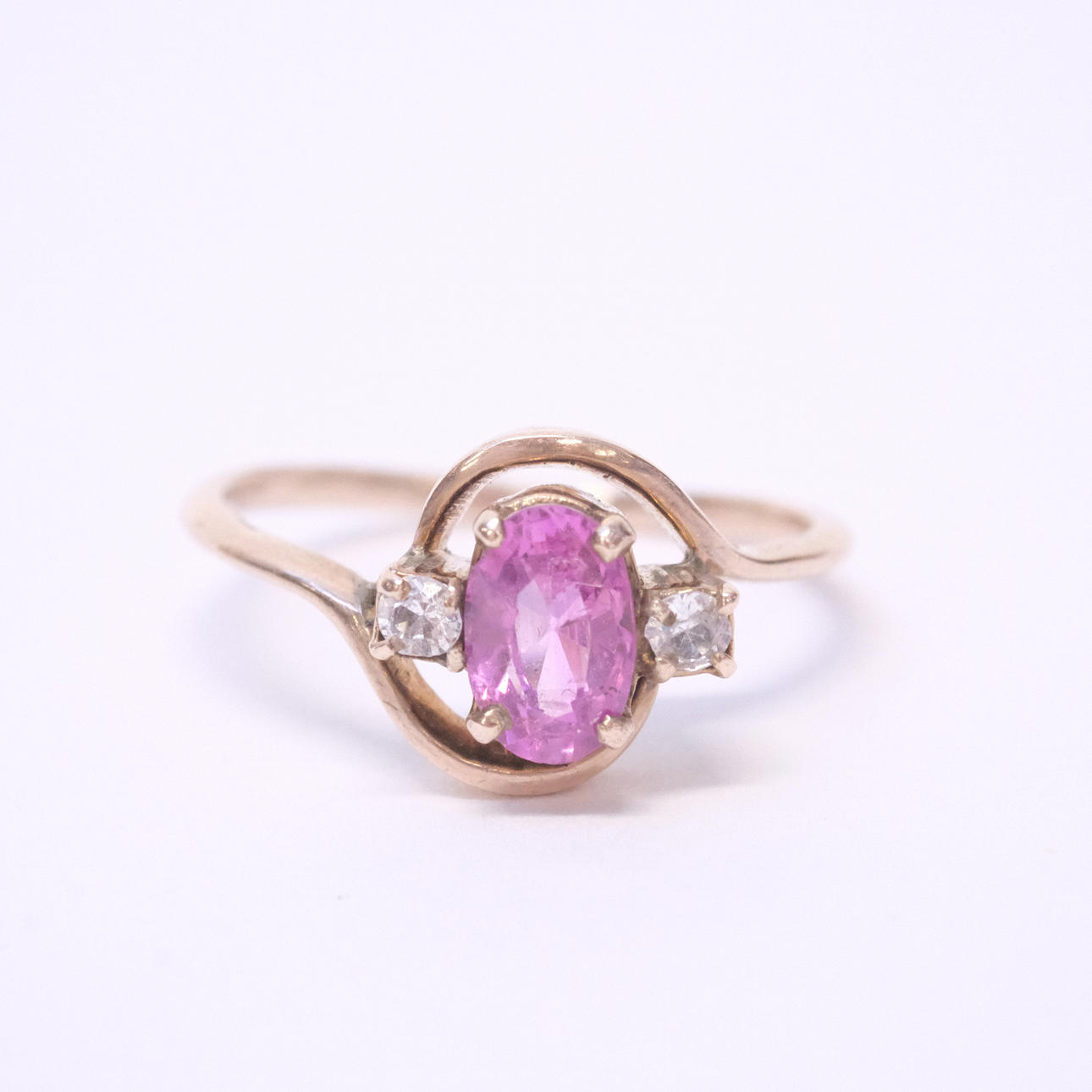 RING WITH TWO SPINELS AND TOPAZ, 14K GOLD.