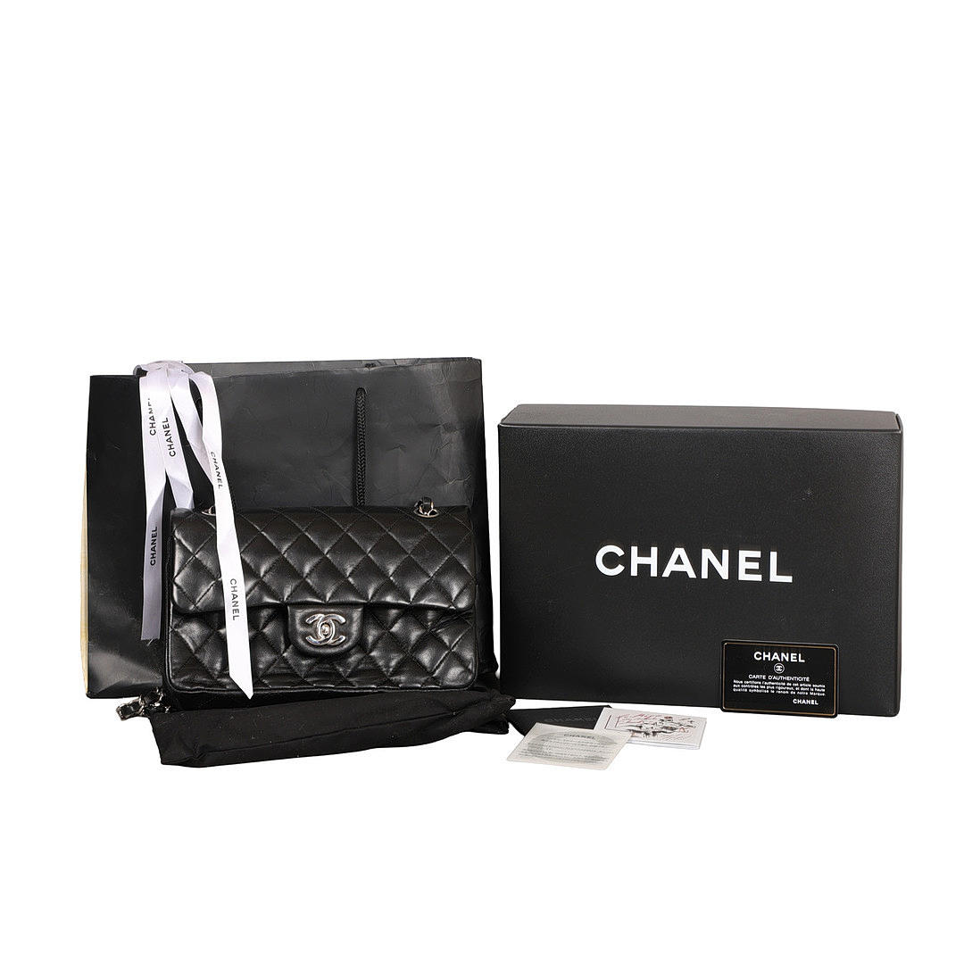A CHANEL CLASSIC FLAP HANDBAG.