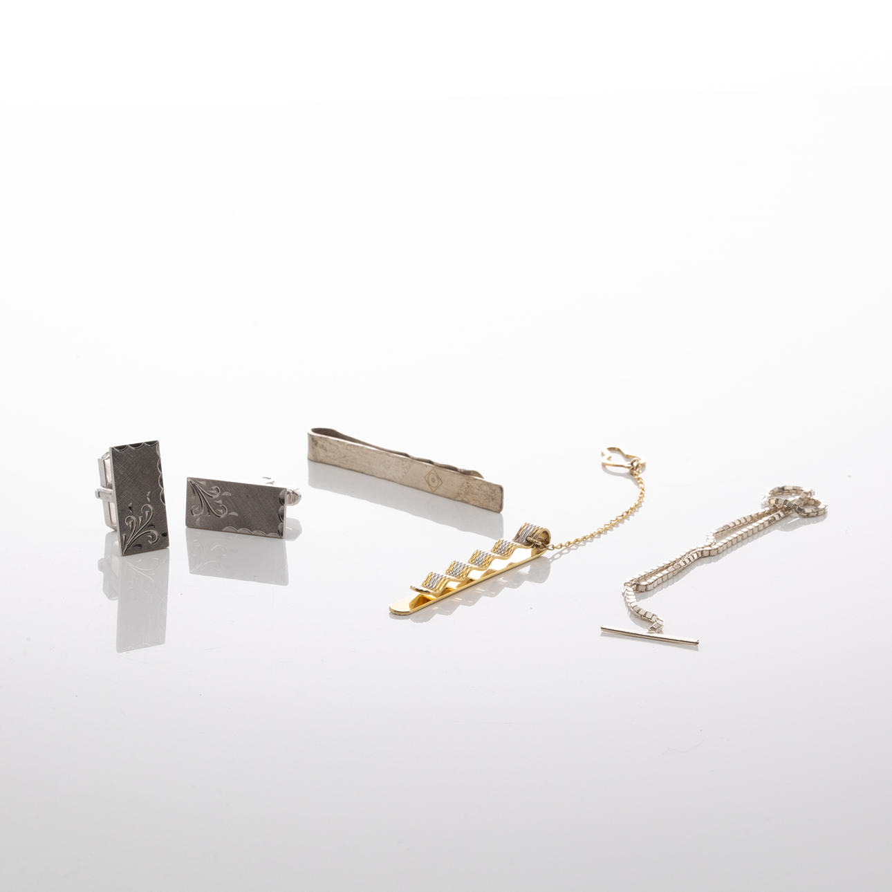 CUFFLINKS & TIE CLIPS, 4 pieces, Silver.