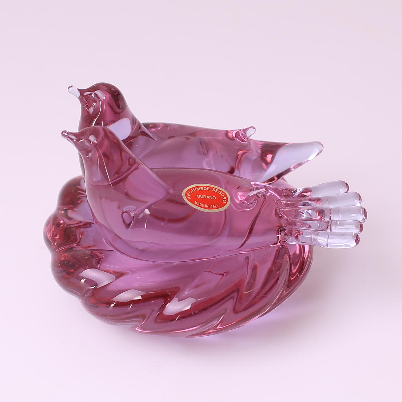 ARCHIMEDE SEGUSO. SKULPTUR, Neodym-glas / Alexandriteglas, signerad A.Serguso - Murano - Italien, 1950-tal, fåglar i bo.