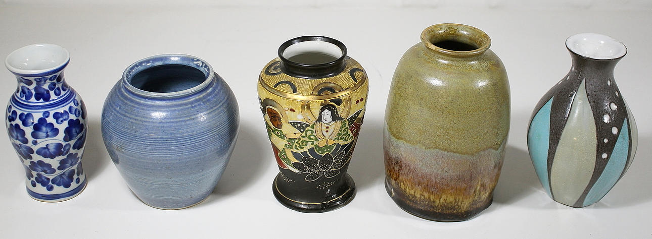 VASER, 5 st, keramik. bl, a en vas Upsala/Ekeby Marie Simmulson.