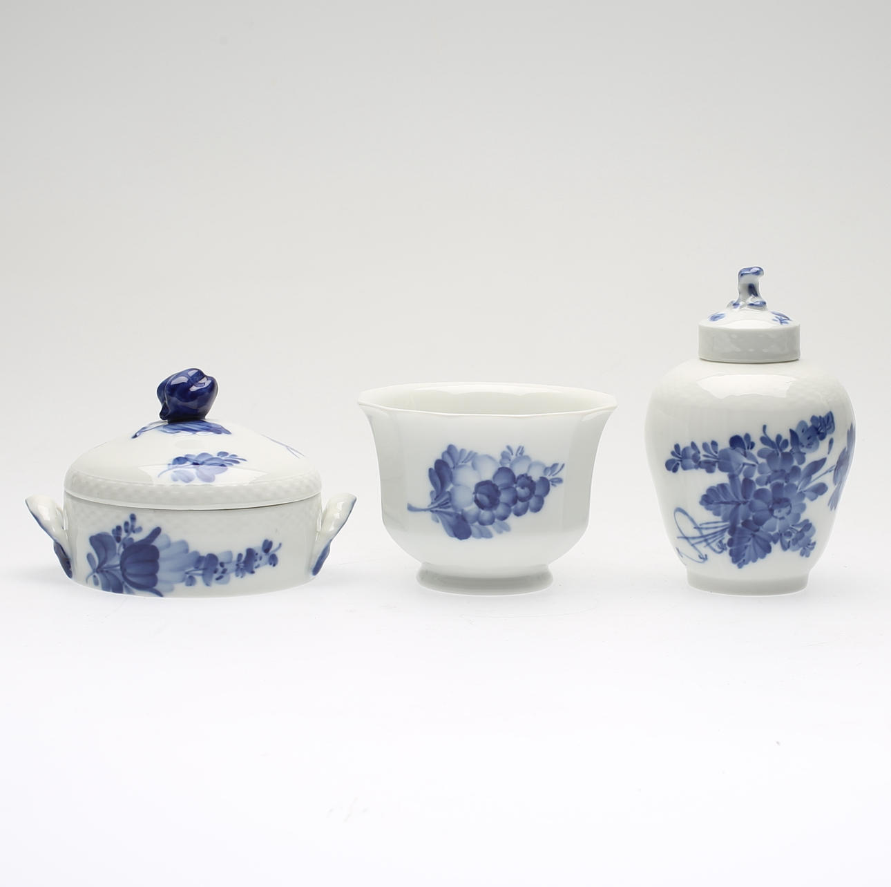 SERVISDELAR, 3 st, porlsin, "Blå Blomst", Royal Copenhagen.