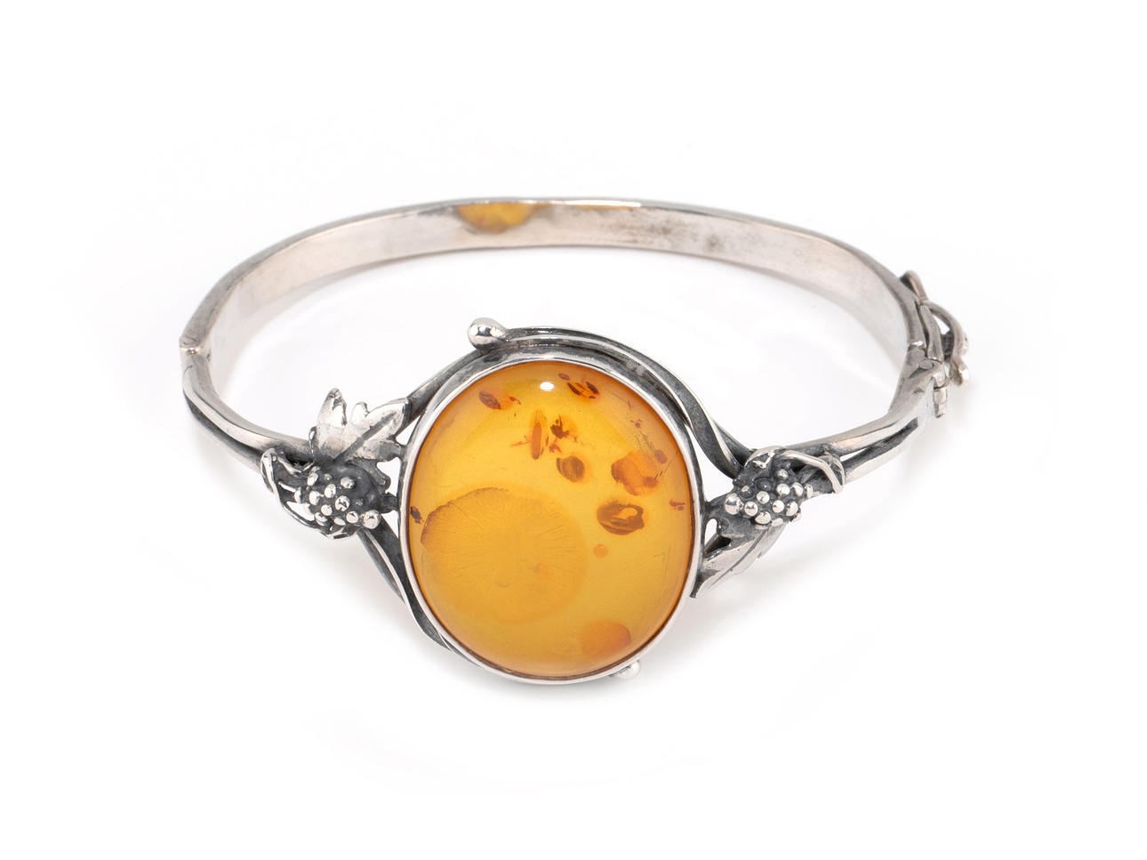 SILBERARMREIF. Klar bärnsten ca.. 26,7 x 21,8 mm.