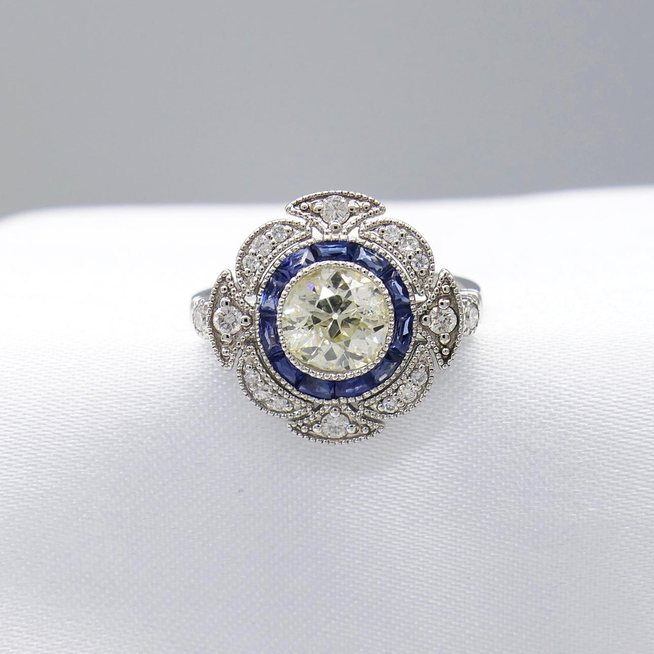 EXCITING DIAMOND & SAPPHIRE ring.