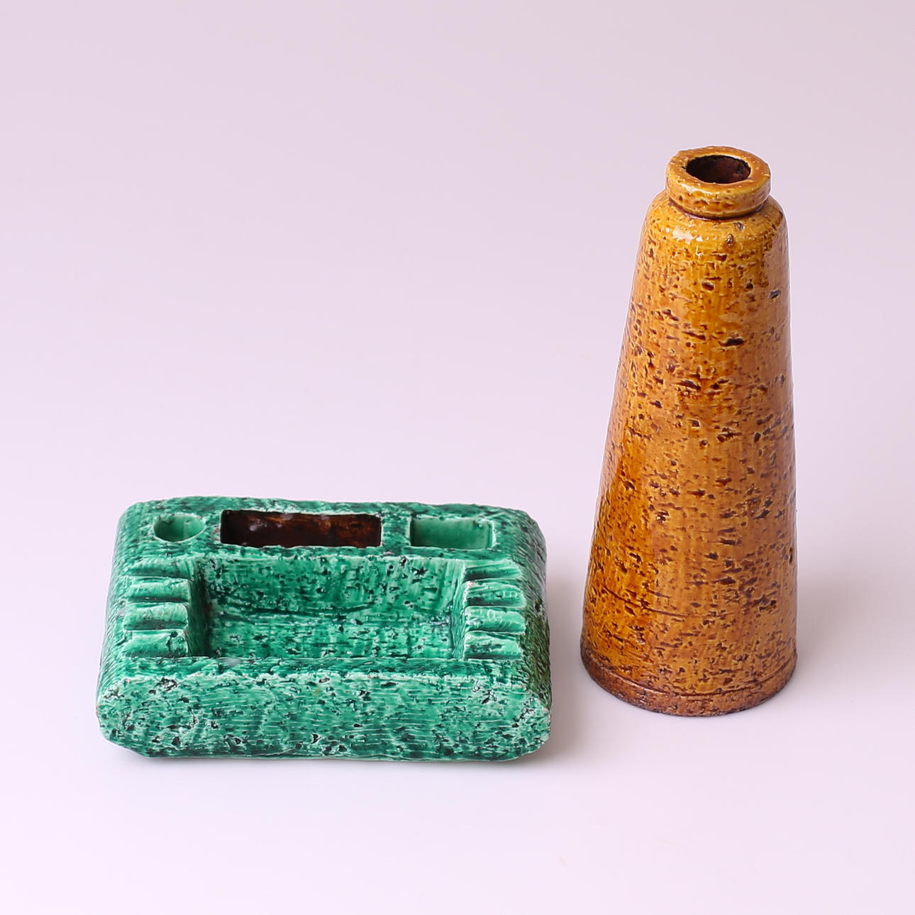 ASKFAT, chamotte, grön + VAS, chamotte, brun: båda Gunnar Nylund - Rörstrand, 1900-tal.