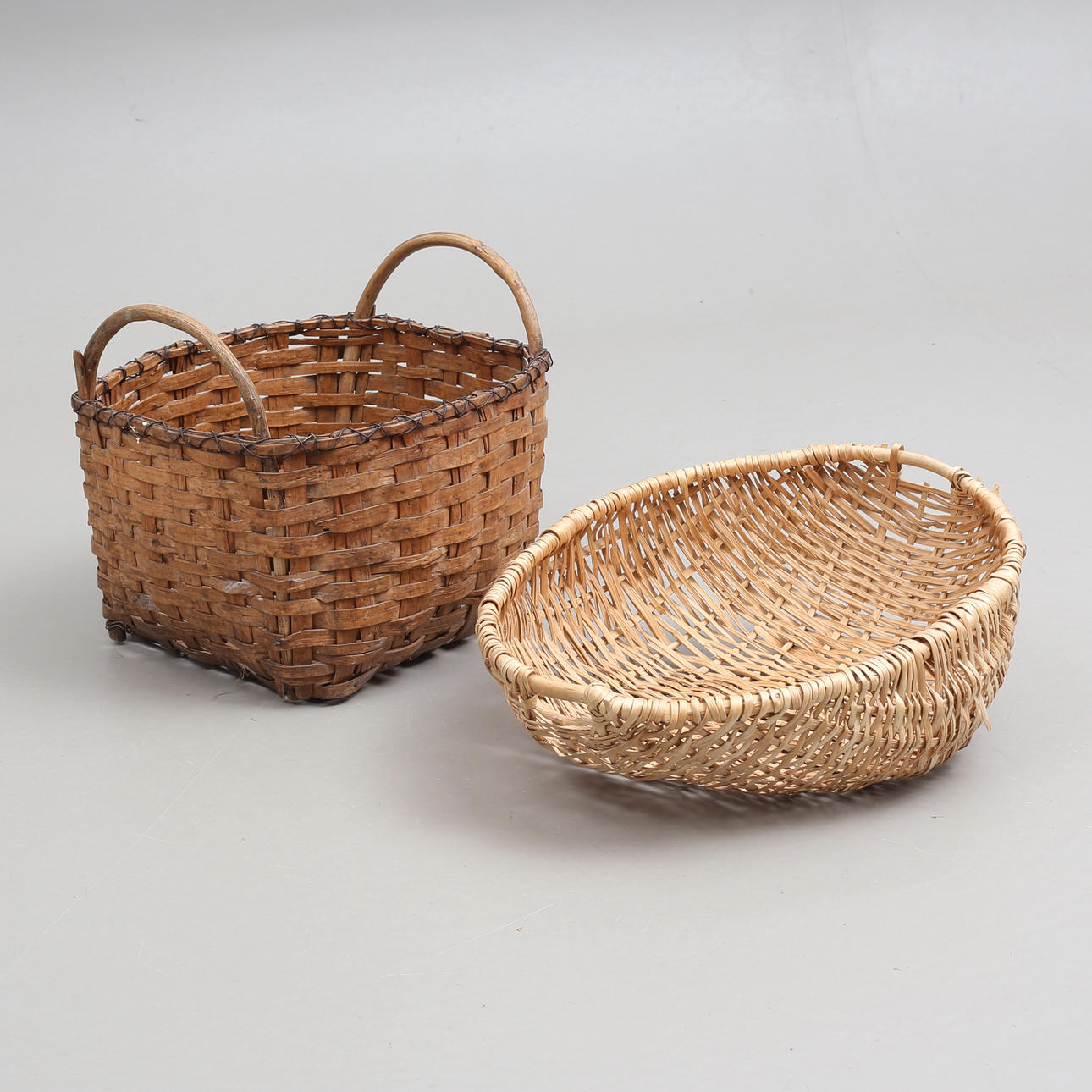 KORGAR, 2 st, flätade, 1900-tal.