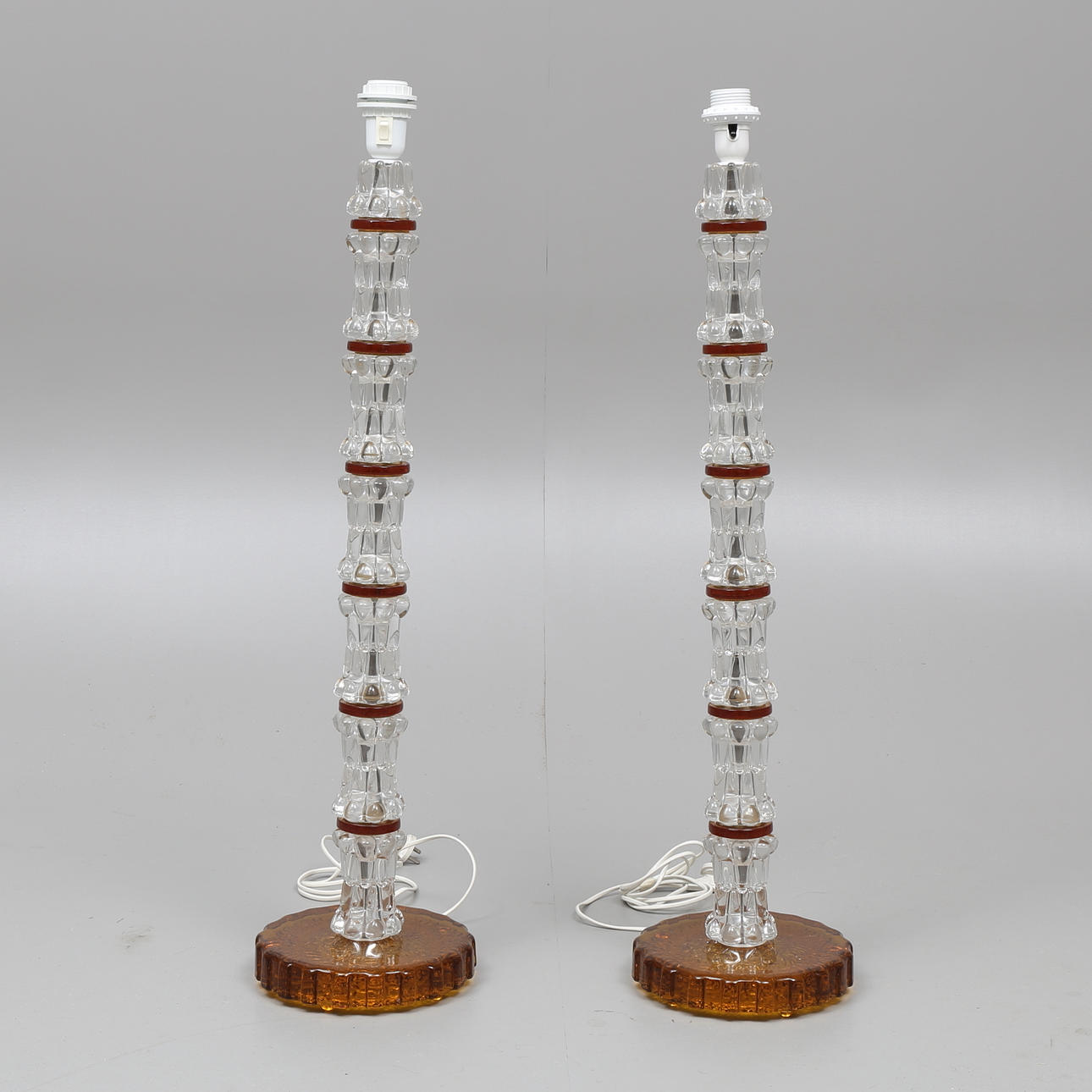 GOLVLAMPOR, ett par, glas, 1900-talets andra hälft.