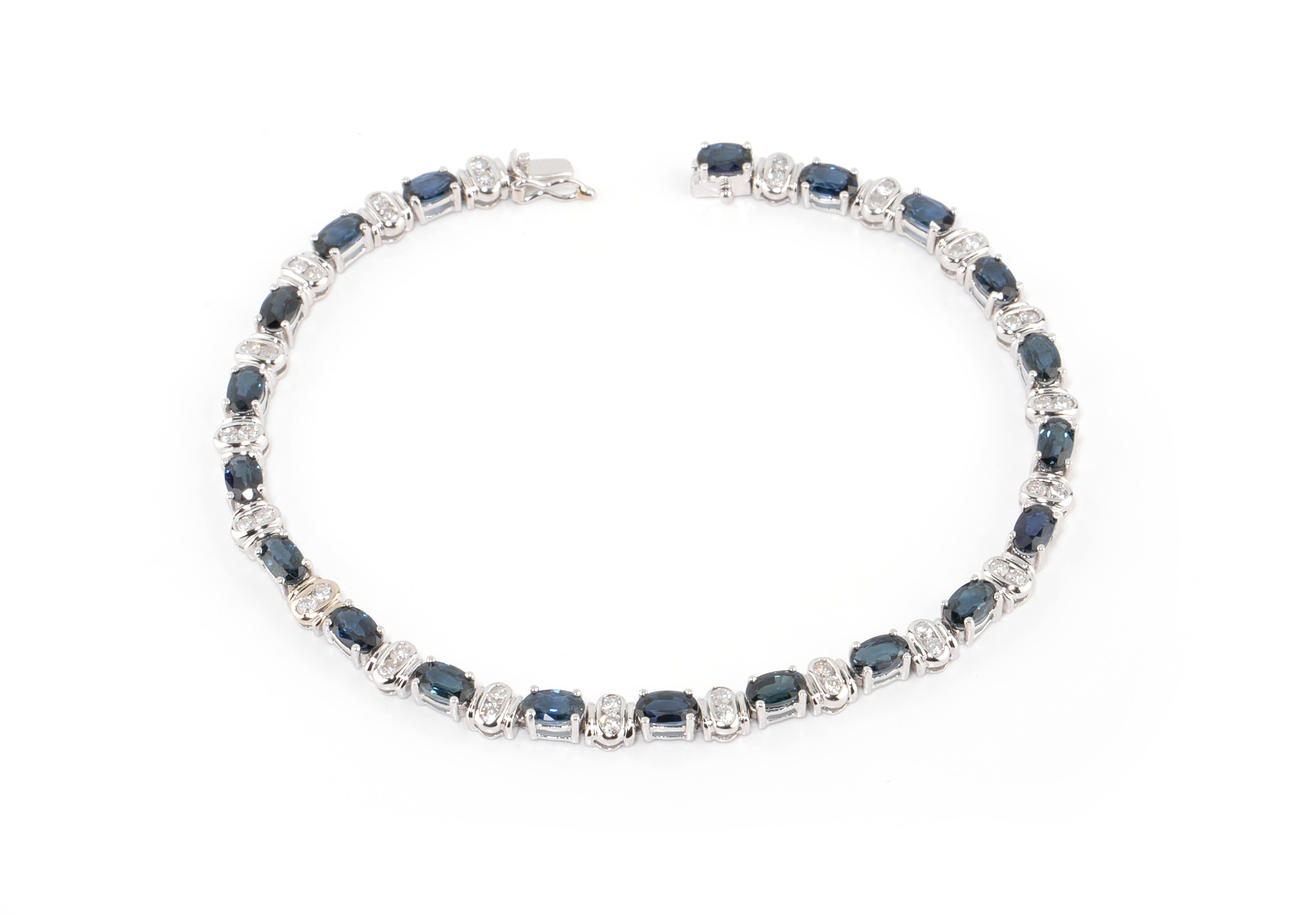 SAPHIRARMBAND. 40 briljanter ca. 1.0 ct, 20 safirer.