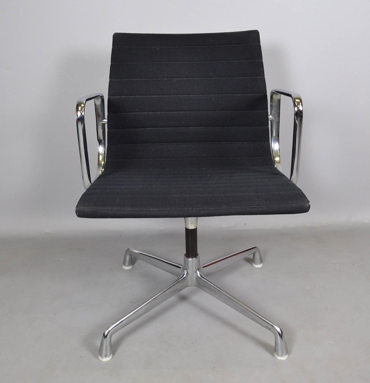 CHARLES & RAY EAMES. ALU STOL EA 107.