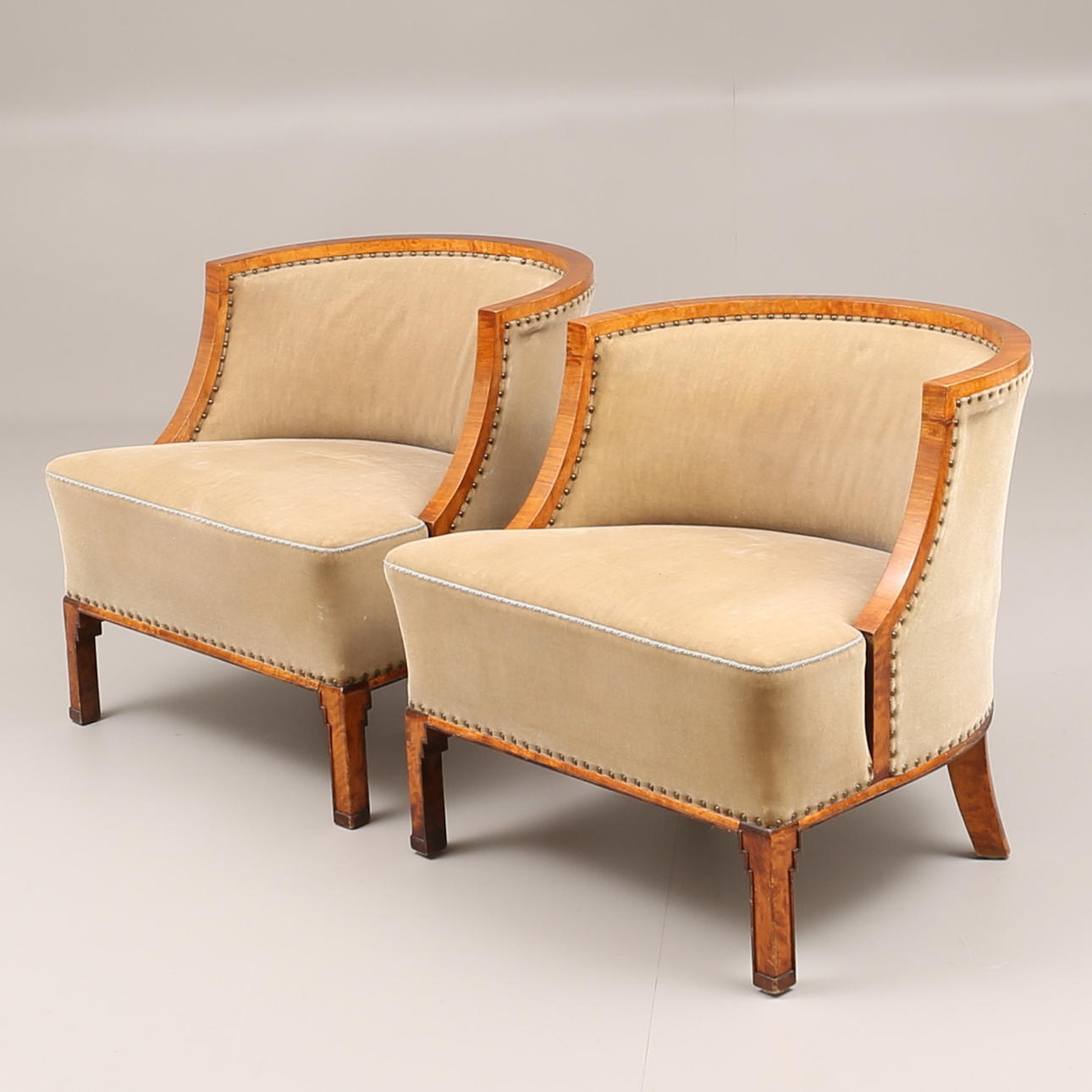 FÅTÖLJER, ett par, valnöt och björk, 1930-tal.