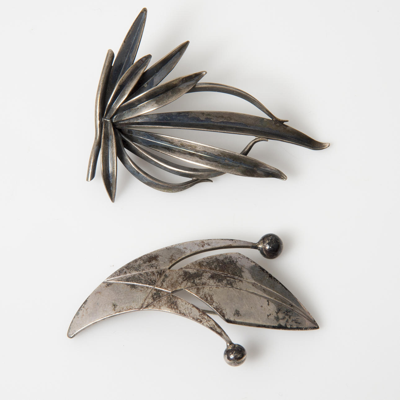 BROSCHER, 2 stycken, silver, Michael Engel samt Lennart Haglund.