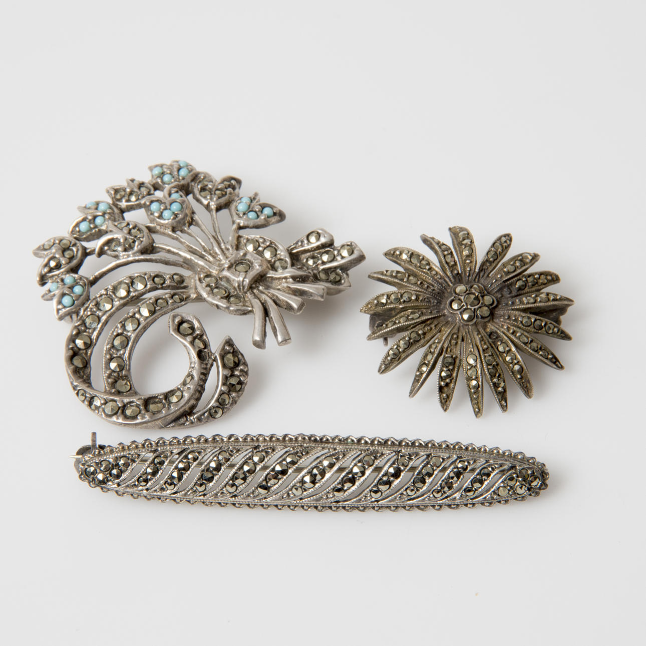 BROSCHER, 3 stycken, silver med markasiter.