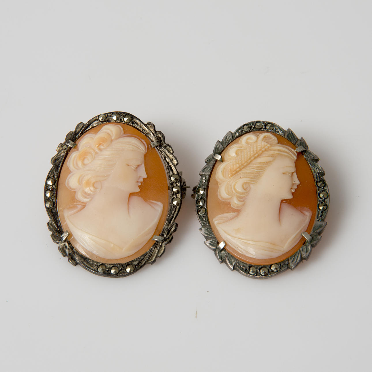 BROSCHER/HÄNGEN, 2 stycken, camé/silver, 1800/1900-tal.
