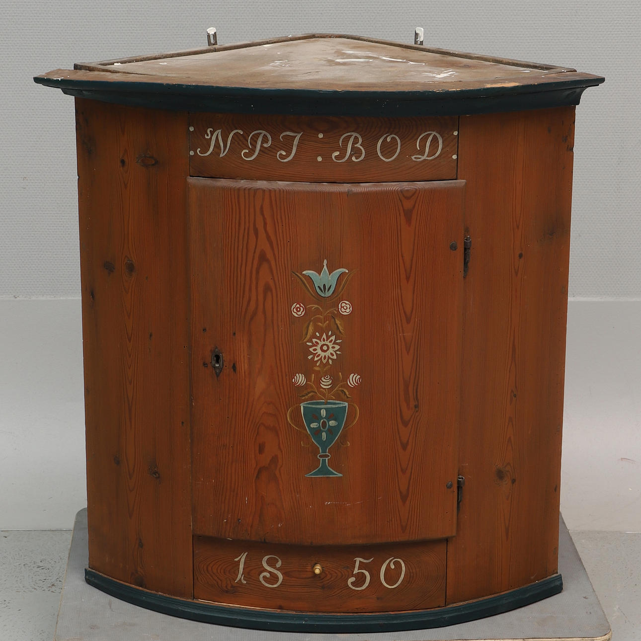HÖRNVÄGGSKÅP, allmoge, 1800-tal.