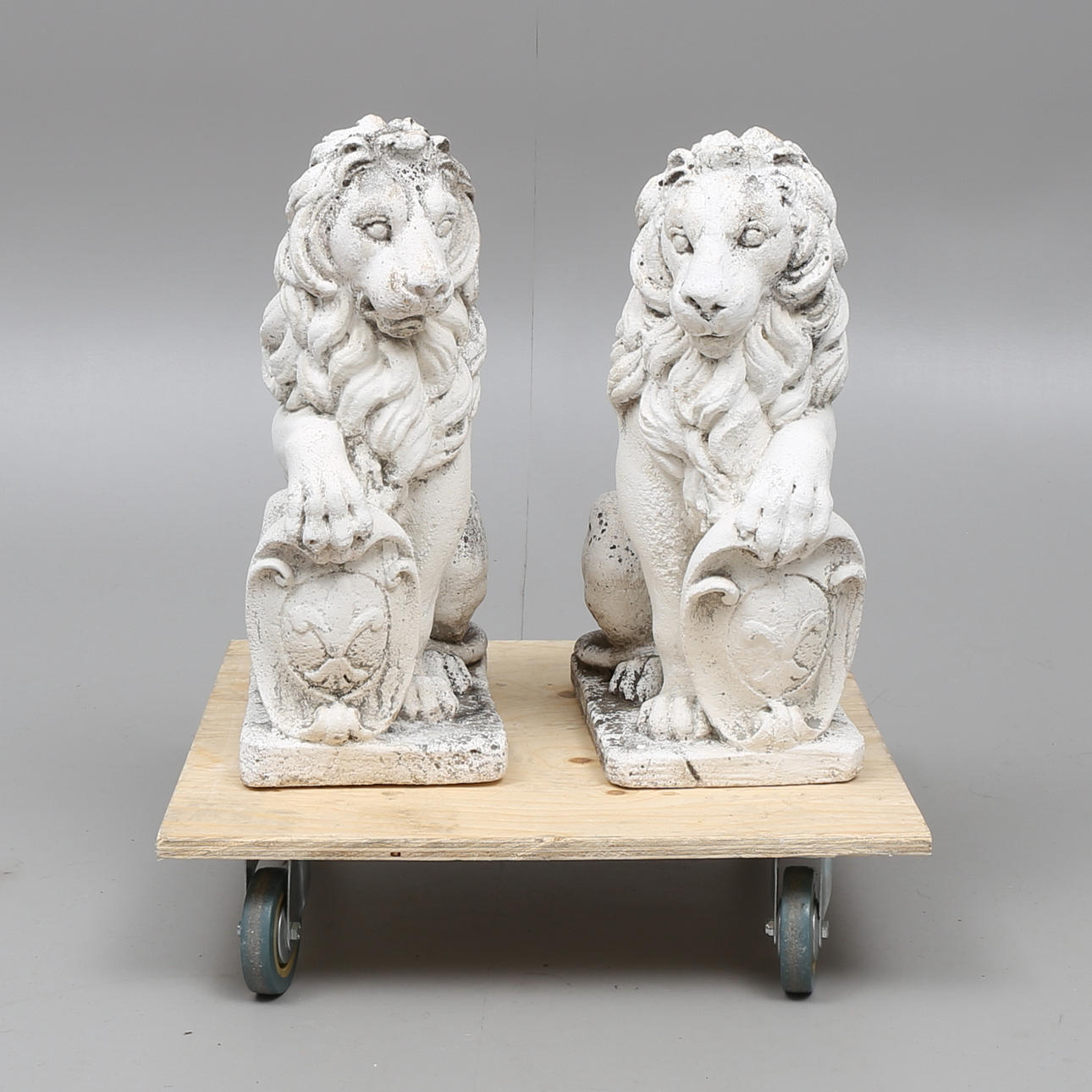 TRÄDGÅRDSSKULPTURER, ett par, lejon, 1900-tal.