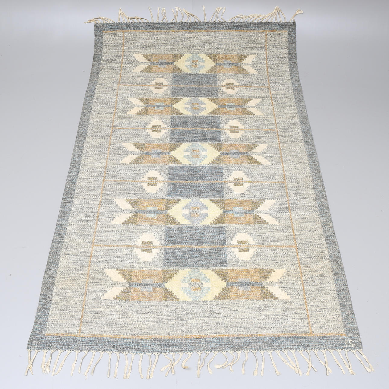 INGEGERD SILOW. Matta, röllakan, 242x152 cm, signerad IS.