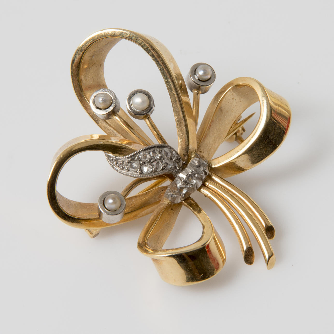 BROSCH, 18K rött/vitt guld med diamanter och pärlor.