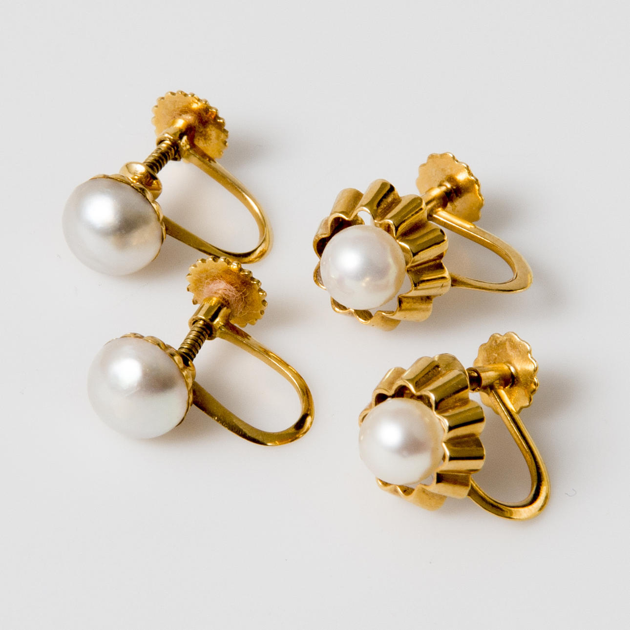ÖRHÄNGEN, 2 par, 18K guld med pärlor.