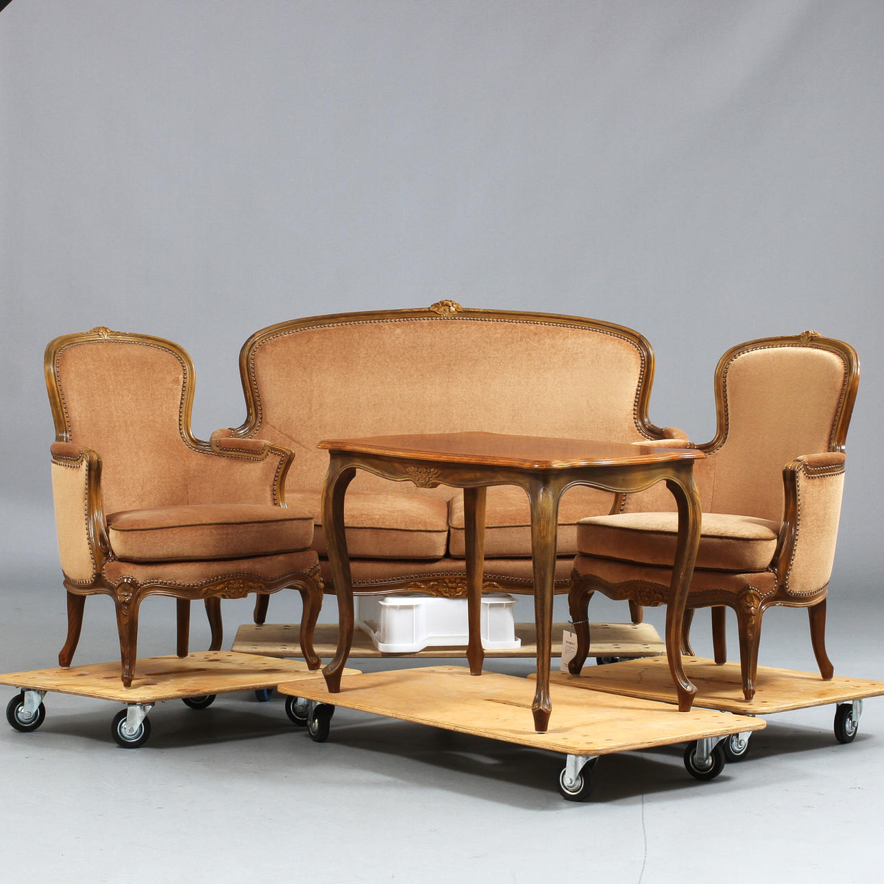 SALONGSMÖBEL, 4 delar, rokokostil, 1900-talets andra hälft.