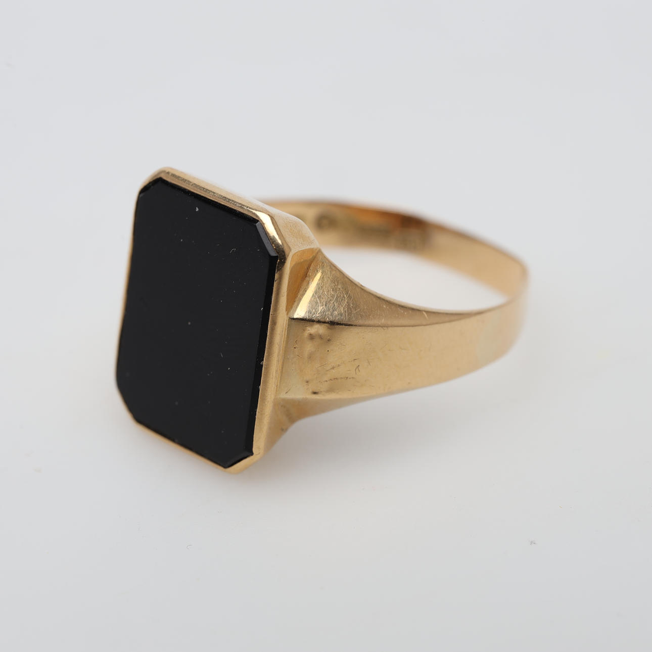 KLACKRING, 18K guld, bruttovikt ca 5 gram.