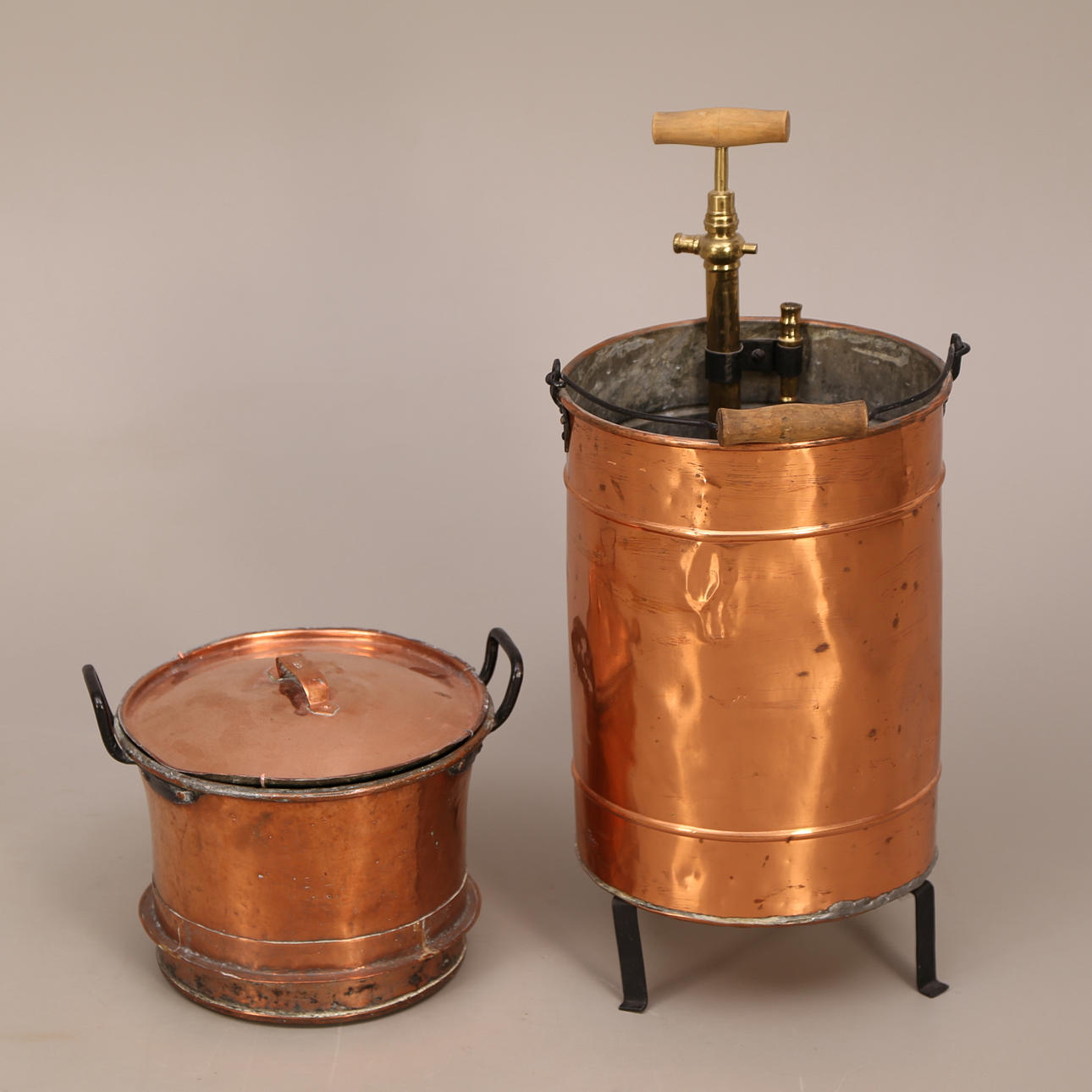 KOPPARFÖREMÅL, 2 st, brandspruta + gryta, 18-/1900-tal.