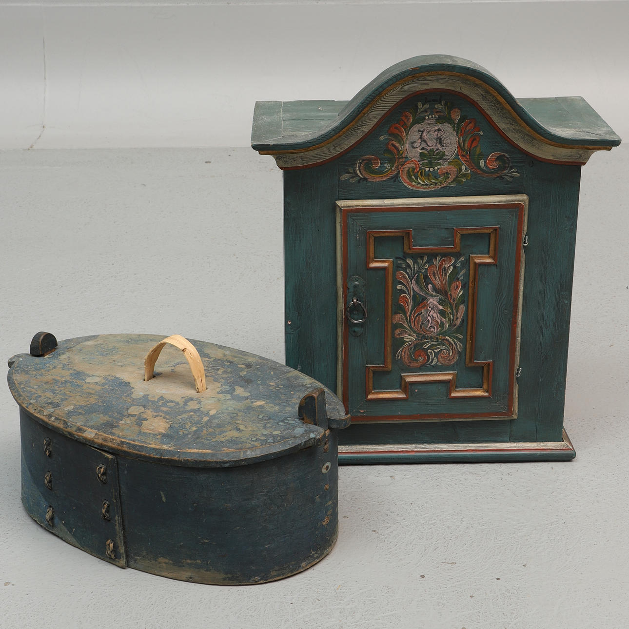 SVEPASK & VÄGGSKÅP, trä, allmoge, 1800-tal.