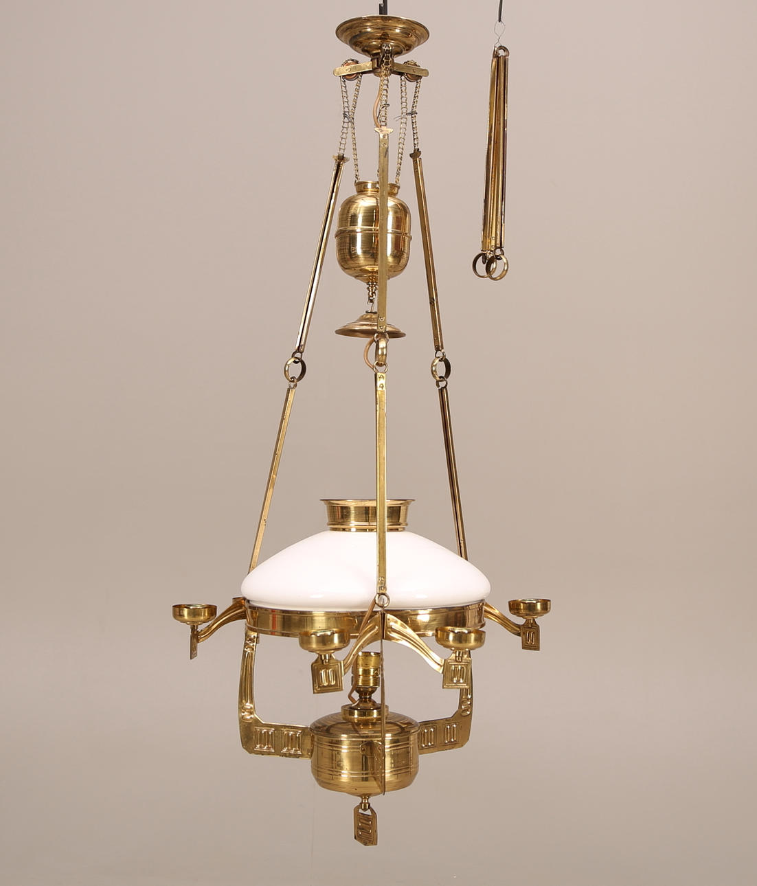 TAKARMATUR, mässing, vit glaskupa, trearmad med sex ljushållare, 1900-tal.