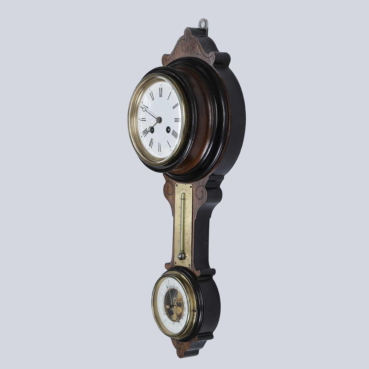 VÄGGUR MED TERMOMETER OCH BAROMETER.