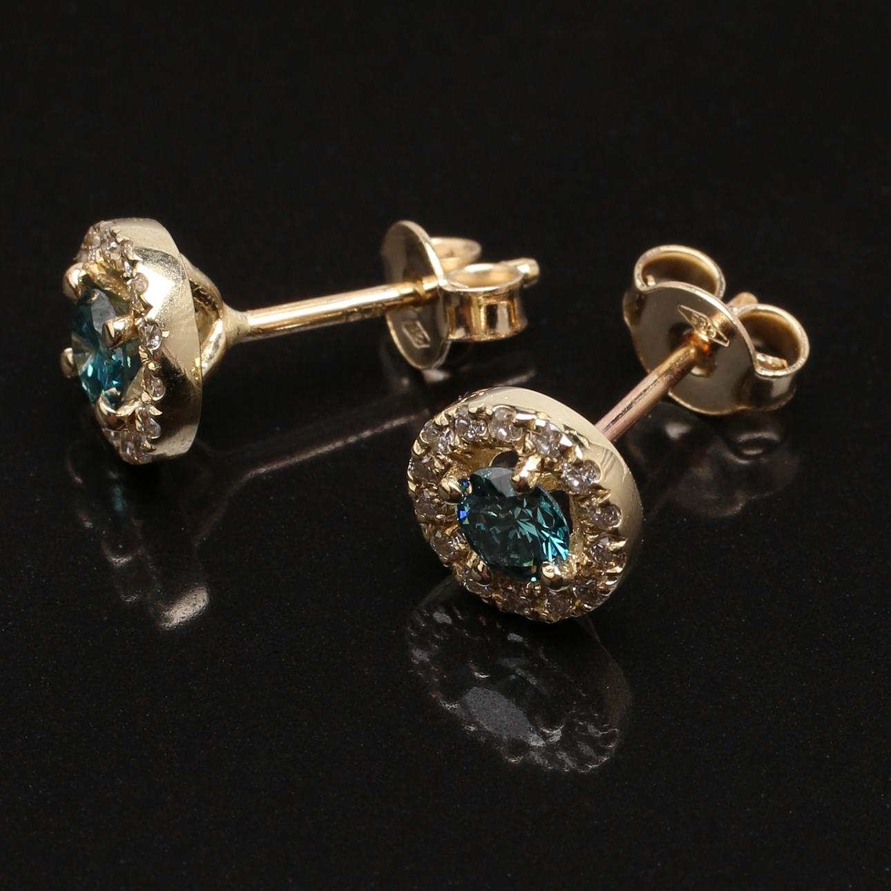 ÖRHÄNGEN, ett par i 14K gulguld med diamanter, totalt 0,40 ct.