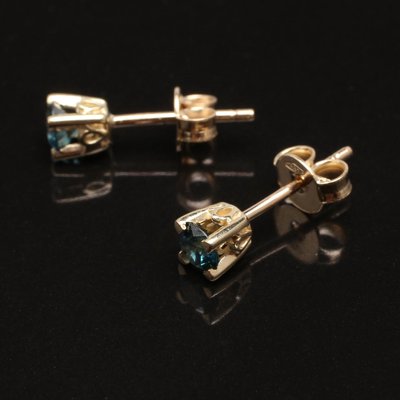 ÖRHÄNGEN, ett par i 14K gulguld med diamanter, totalt 0,40 ct.