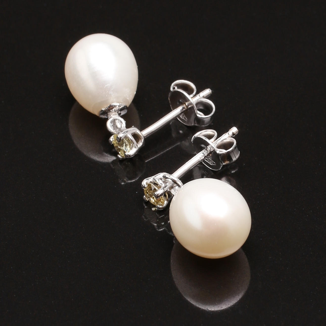 ÖRHÄNGEN, ett par i 14K gulguld med pärlor och diamanter, totalt 0,20 ct.