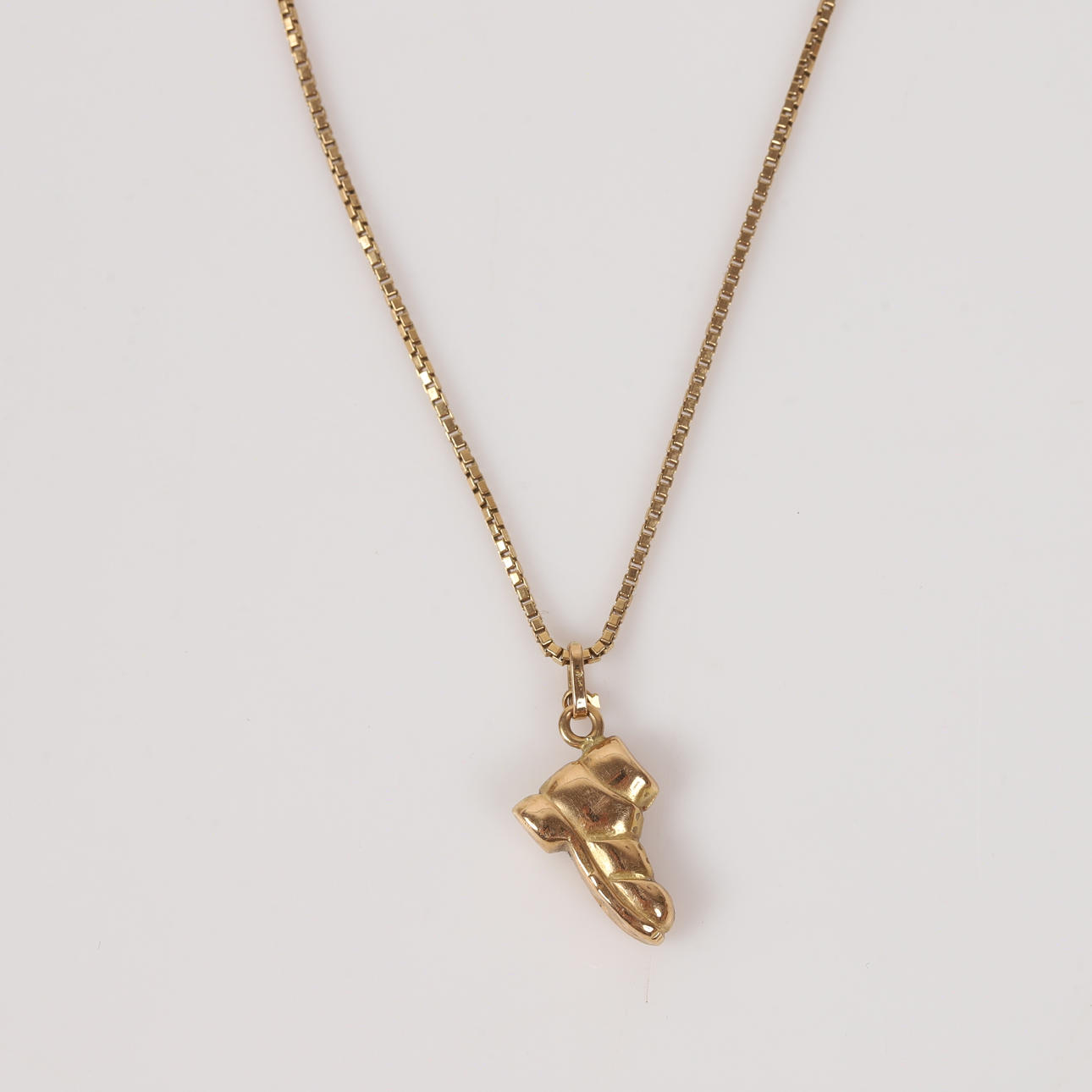 HÄNGE MED KEDJA, 18 K guld.