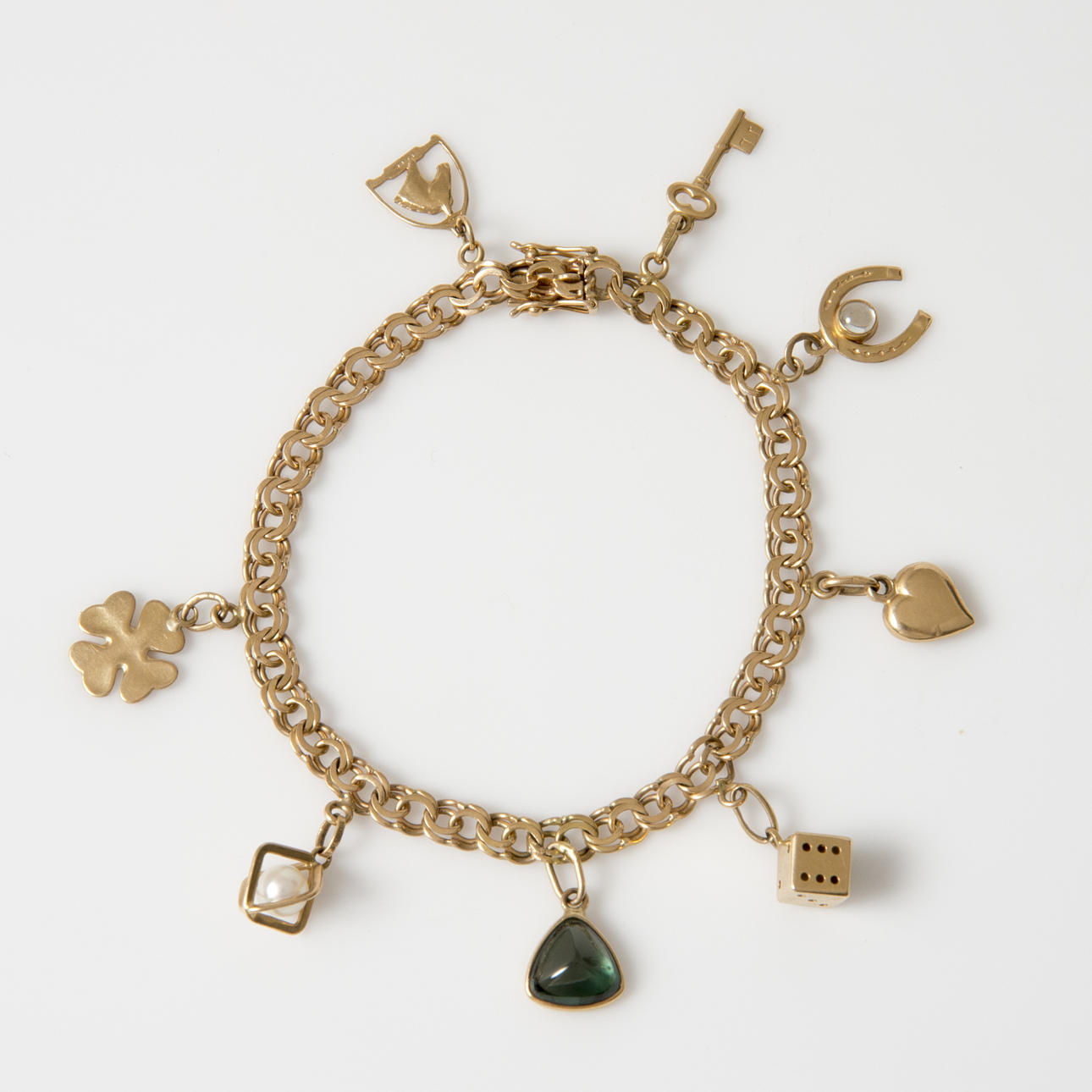 ARMBAND MED 8 BERLOCKER, Bissmark, 18K guld.