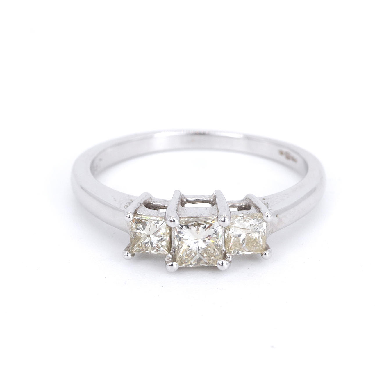 18CT WHITE GOLD THREE STONE DIAMOND SET RING.