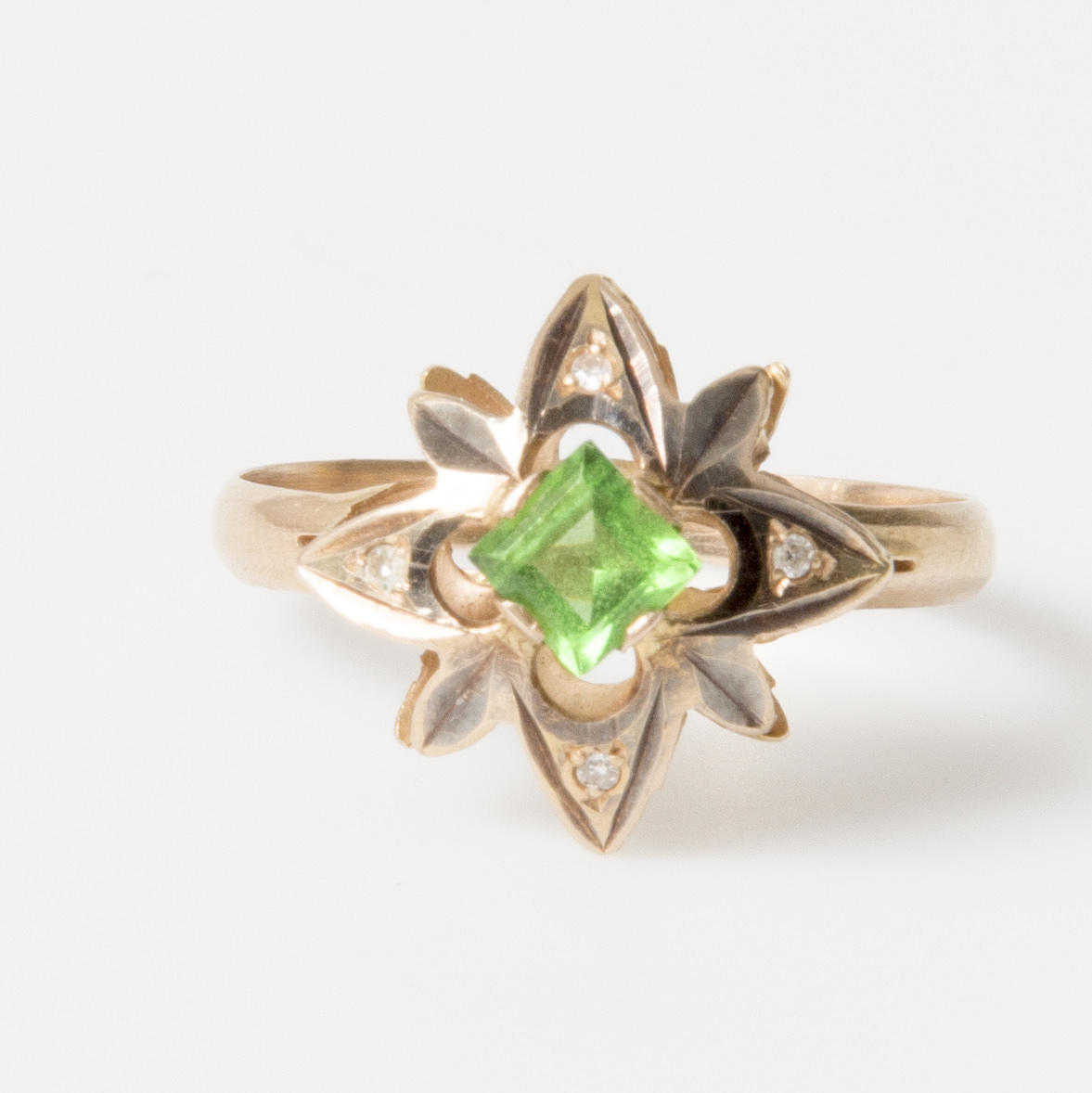 RING, 14K guld med grön samt vita stenar.