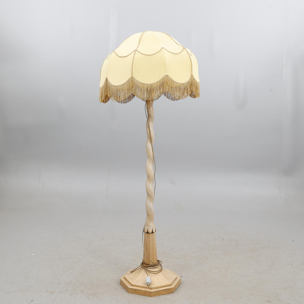 GOLVLAMPA, lövträ, 1900-talets andra hälft.