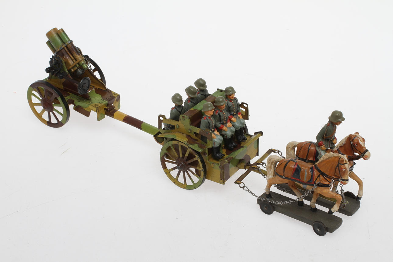 HAUSSER hästanspänd granatkastare, 2 draghästar, ryttare, 6 mans besättning och granatkastare.