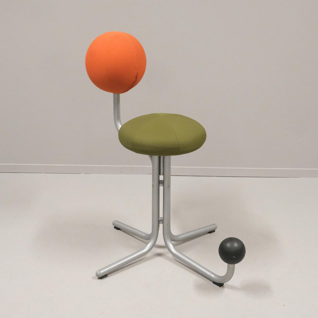 PETER OPSVIK. ARBETSSTOL / BALANSSTOL. "GLOBE TWO". FÖR GLOBE CONCEPT. SAMTIDA.