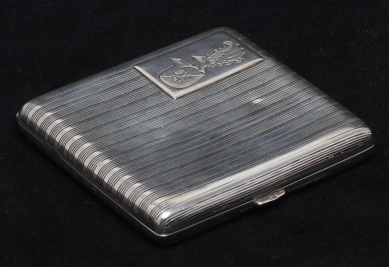 CIGARETTETUI, silver, Louis Kuppenheim Tyskland, 1900-talets första del. Vikt 101 gram.