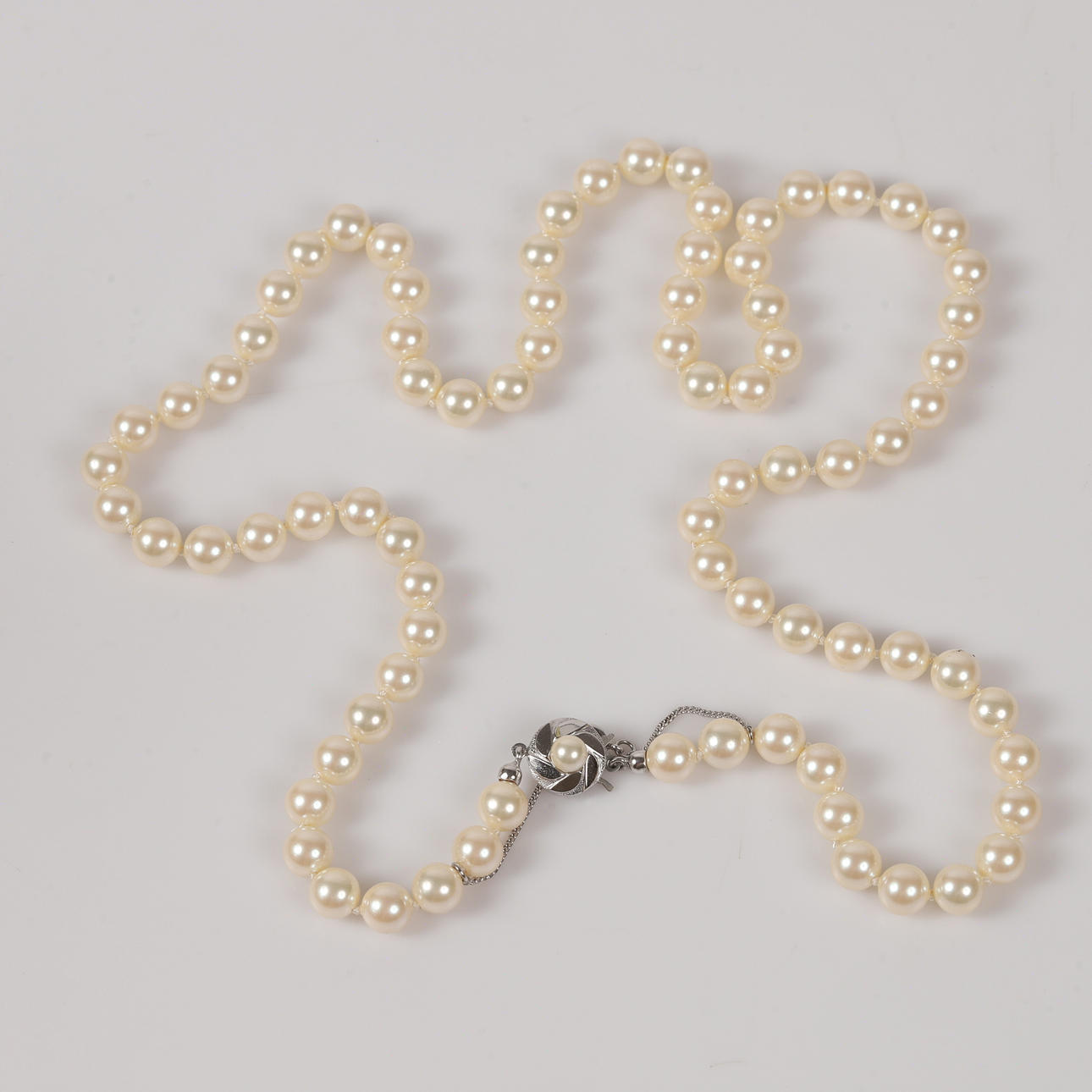 COLLIER, snäckskalspärlor med lås av silver.