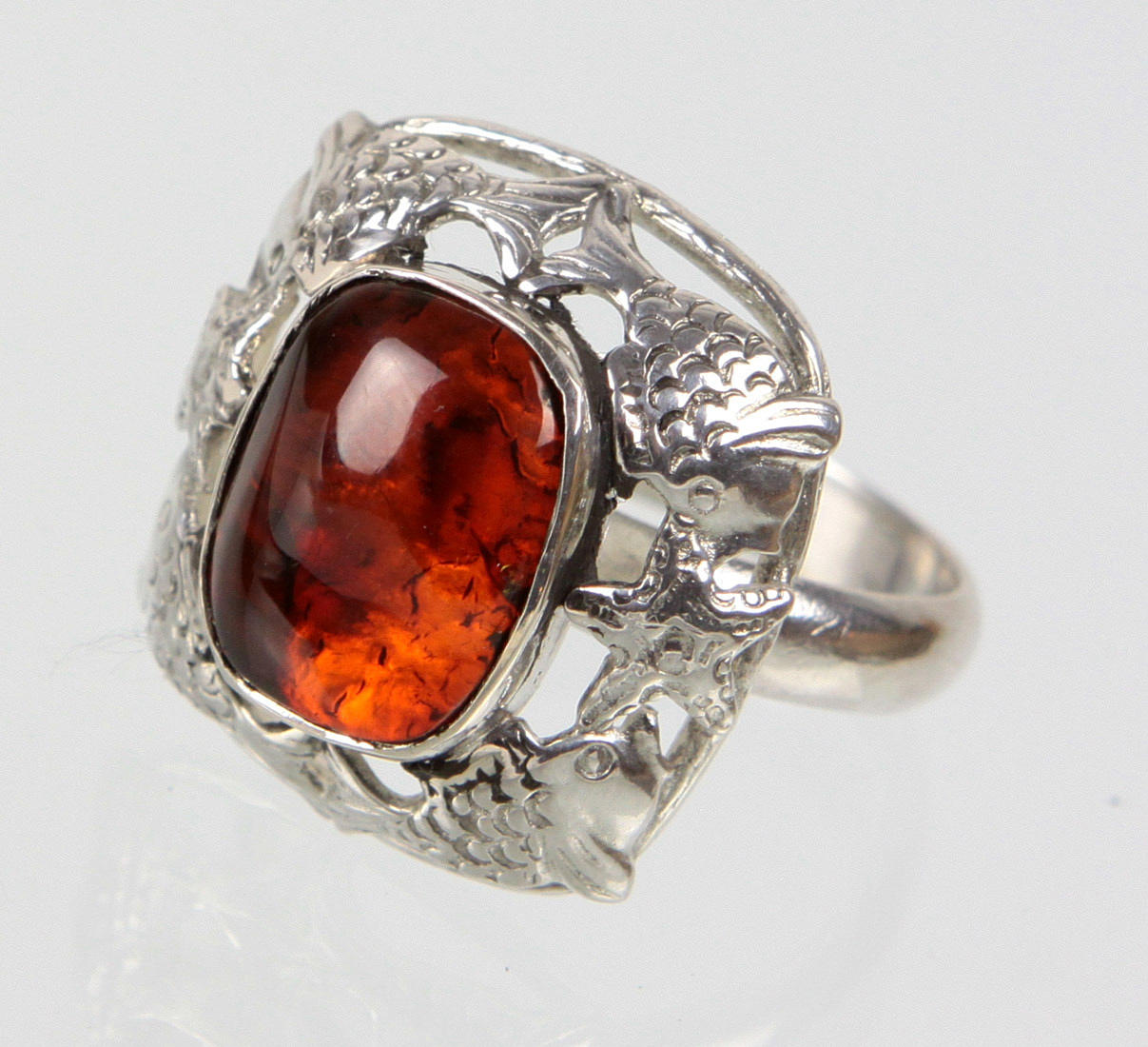 AMBER RING MED FISK PRYDNAD, silver 925.
