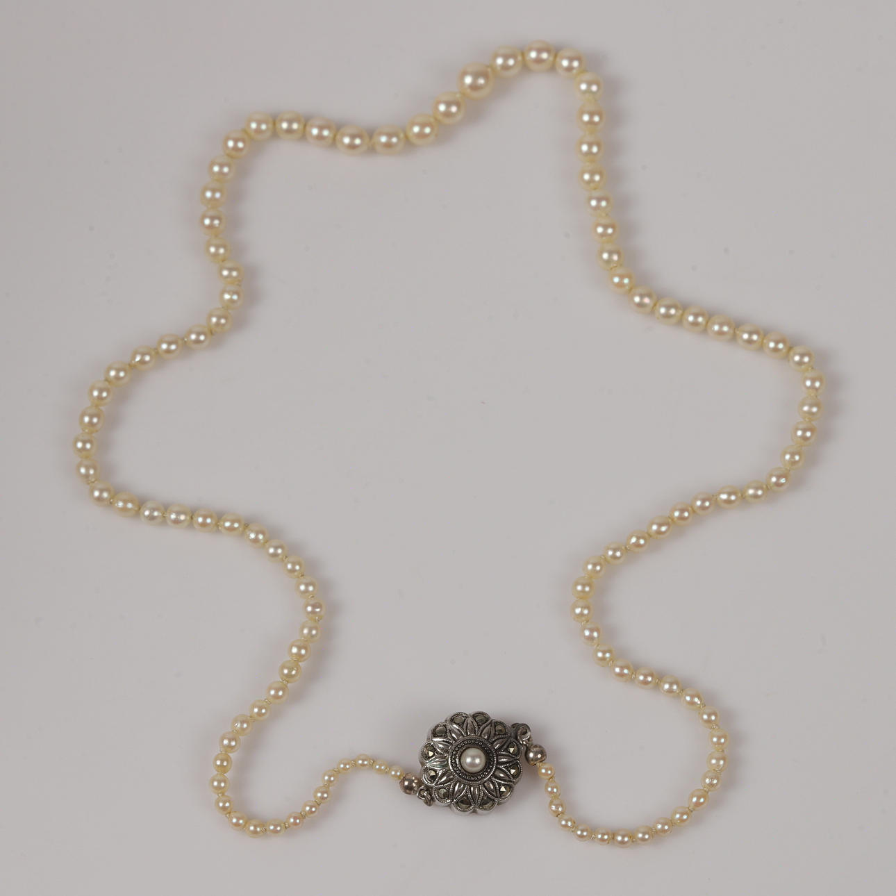 COLLIER, odlade pärlor med lås av silver.
