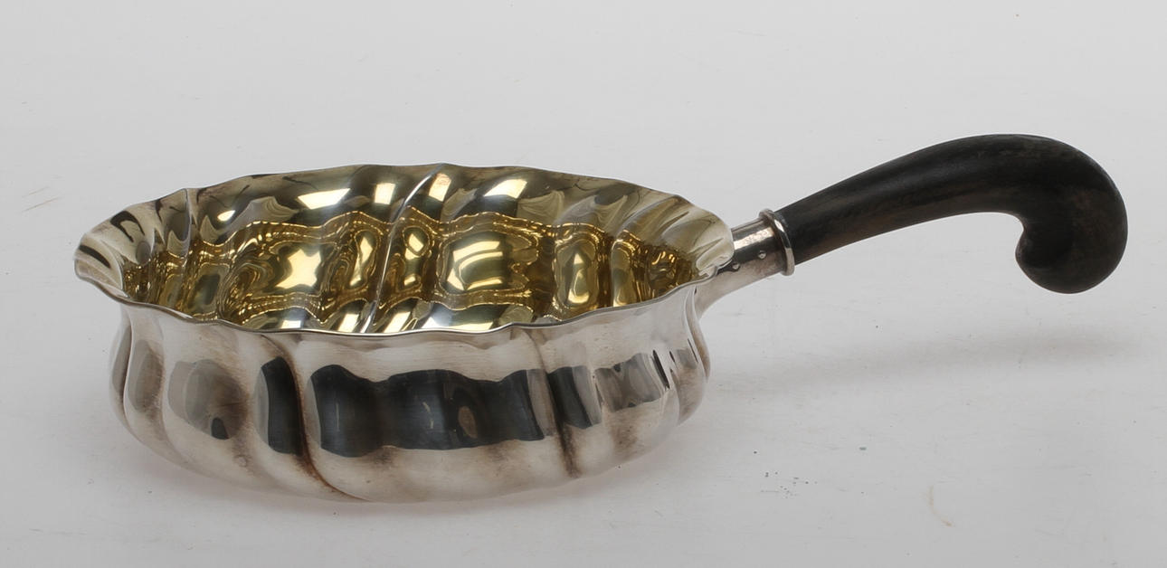 KAROTT silver med grepp i trä, möjligen EL Vietor Darmstadt Tyskland, 1900-tal.Tot vikt ca 241 gram.