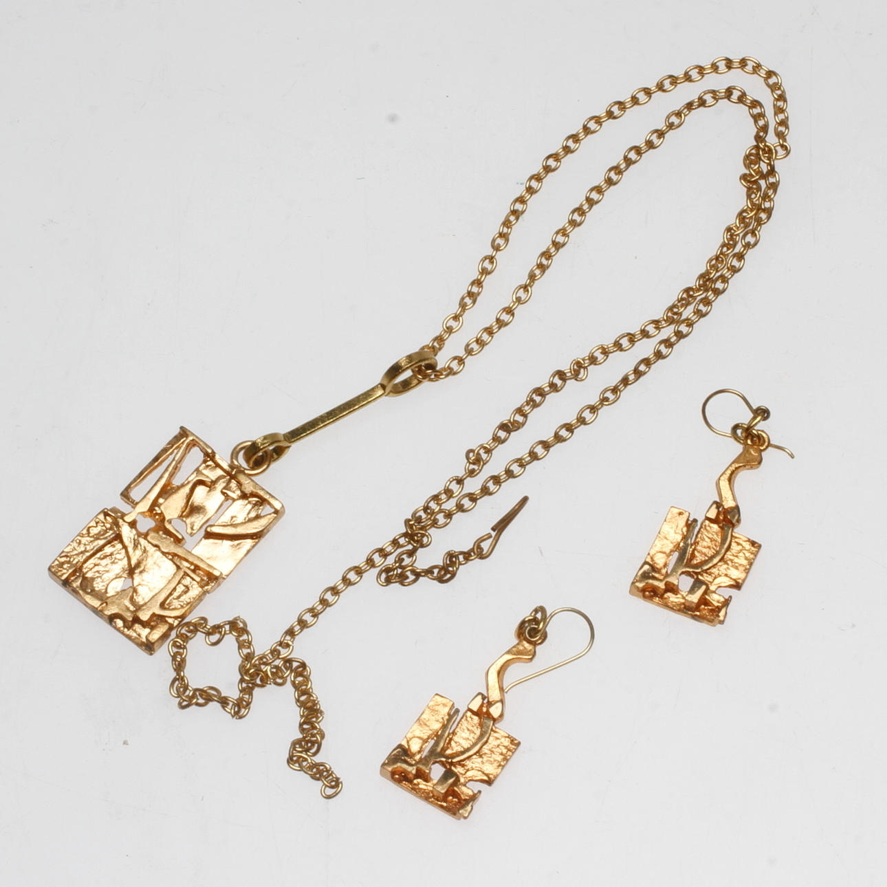 HALSSMYCKE och ETT PAR ÖRHÄNGEN, brons, Jorma Laine, Finland.